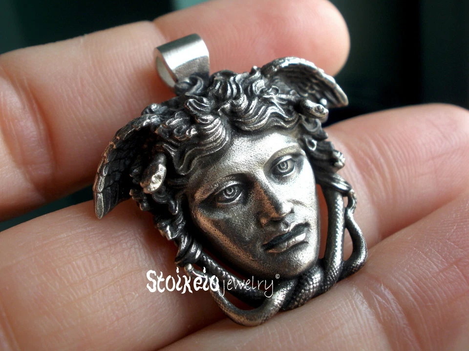 Colgante Medusa Hecho a Mano, Diosa Medusa Griega por Fidias, Mitología, Protección Foto 4 de 4
