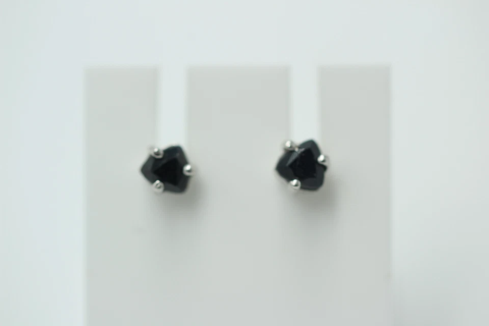 Orecchini In Zaffiro Nero Da 0,5 Carati In Argento 925 Con Taglio Trillion - Immagine 2 di 4