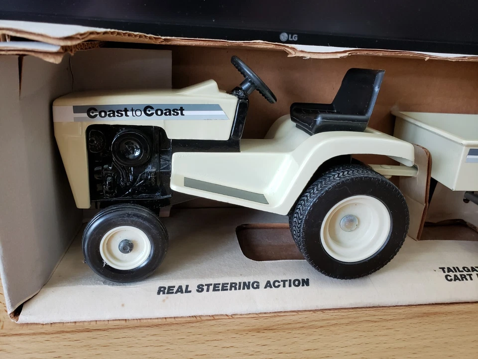 Ertl Coast to Coast Lawn Tractor and Dump Cart Trailer Diecast 1:12 - Image 4 of 4