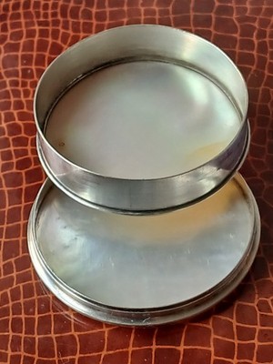 Schlichte Pillendose aus Silber, Deckel & Boden aus Perlmutt, Vintage 