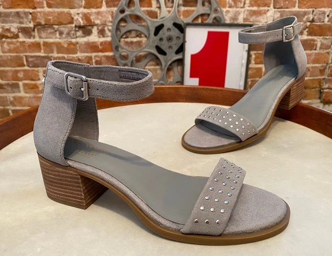 Sandali Bellen Koolaburra by Ugg grigio tortora borchie pelle cinturino alla caviglia nuovi