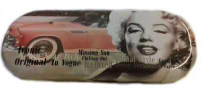 Marilyn Monroe mit Autobrillenetui, Filme, Filmstars, Glamour, Stil IC145
