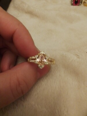Vergoldeter Ring + hellrosa Edelstein im Ovalschliff + klare Kristalle Gr. UK O + 1/2 USA 7,25