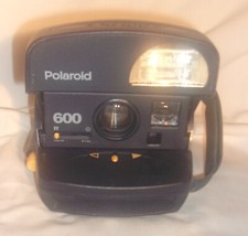 POLAROID 600 INSTANT BLUE CAMERA LOOKS VERY GOOD