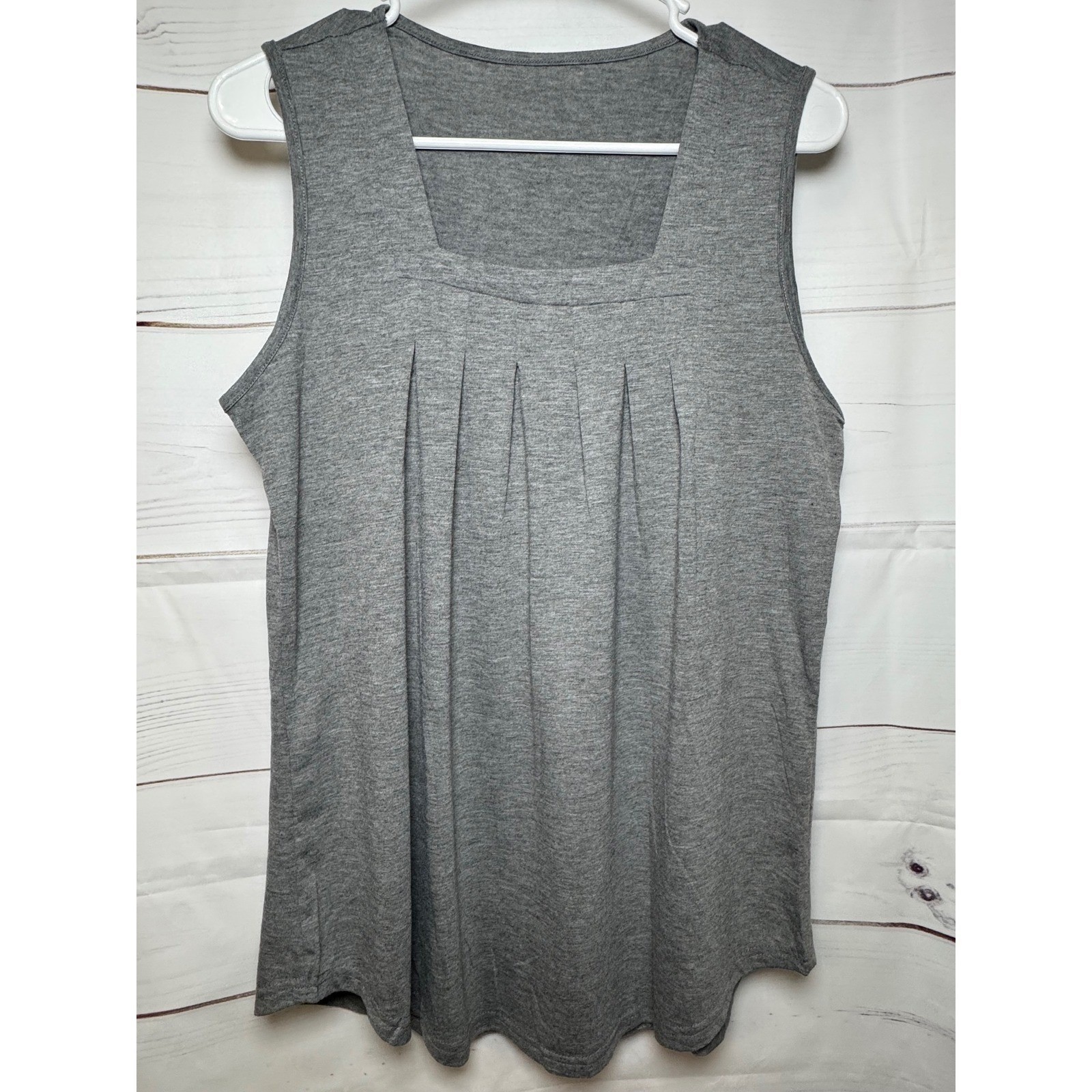 New WO Tags / Gray Sleeveless Pleated Tank Top / Size Medium / Sku0071