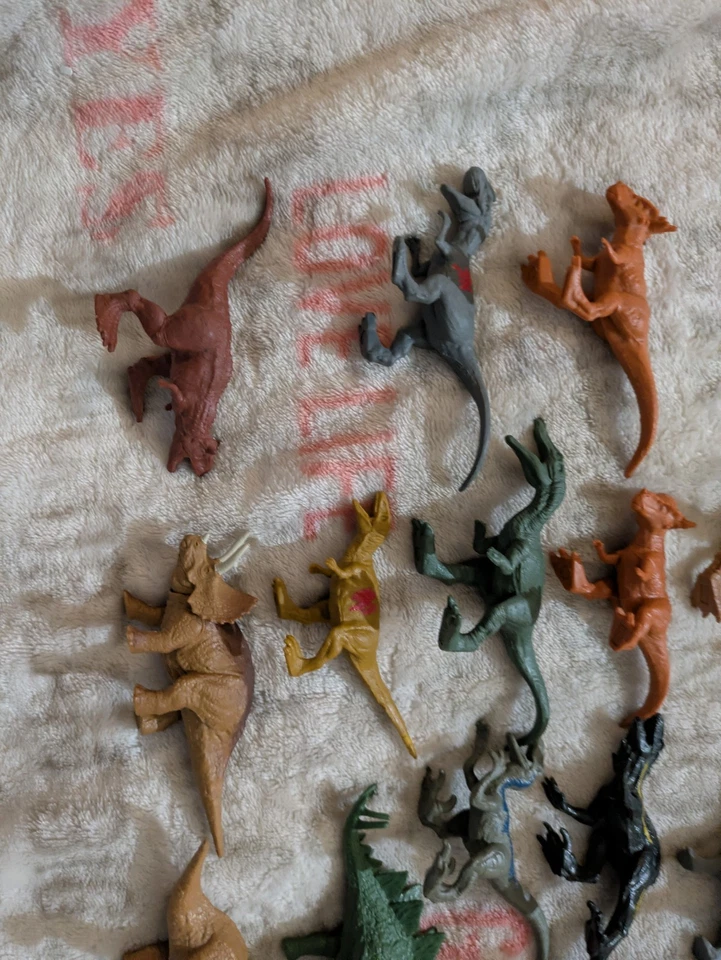 JURASSIC WORLD Bolso Ciego MINI DINOSAURIOS FPX90 4" Lote De 17 Foto 4 de 4