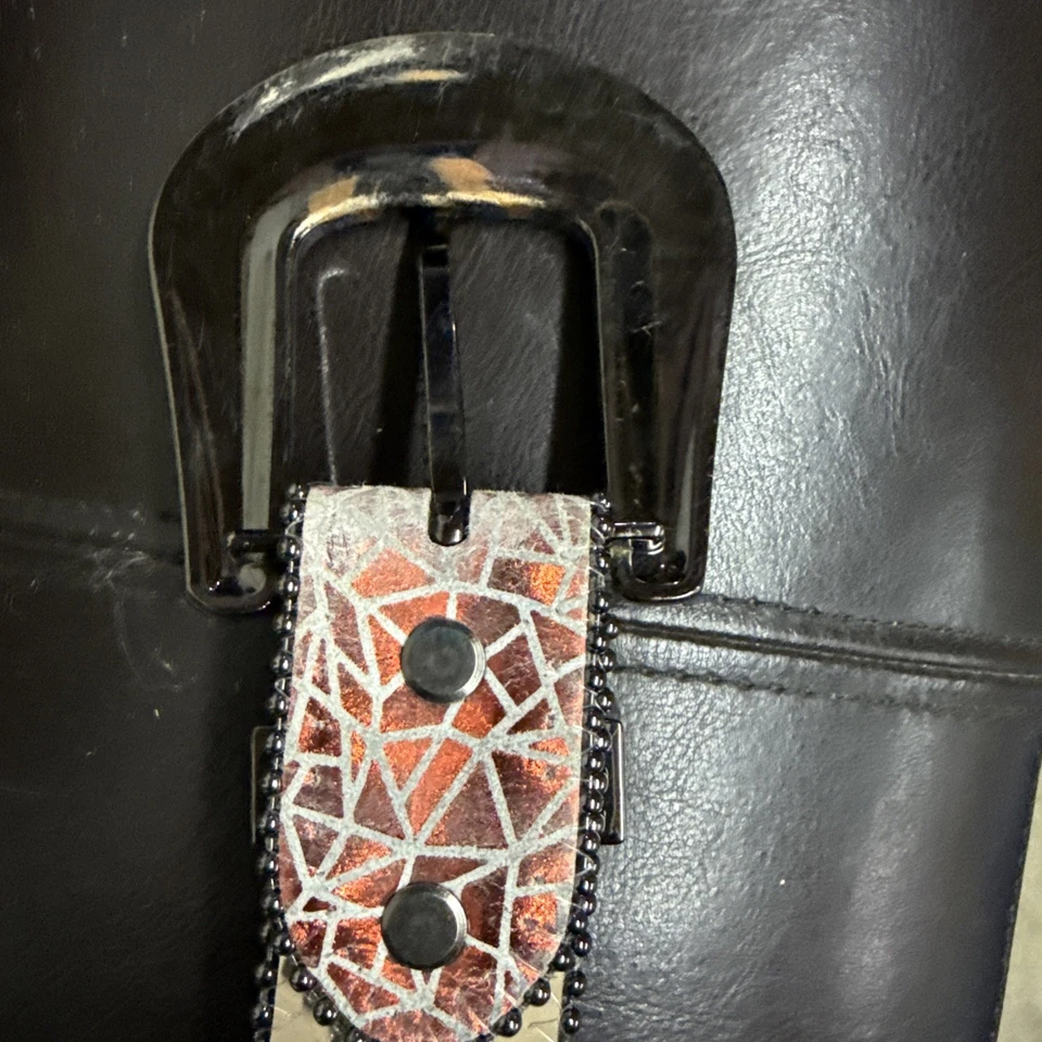 Cinturón de desgaste DNA Premium pesado brillante rojo y diamante piedras occidentales 54 pulgadas Foto 3 de 4