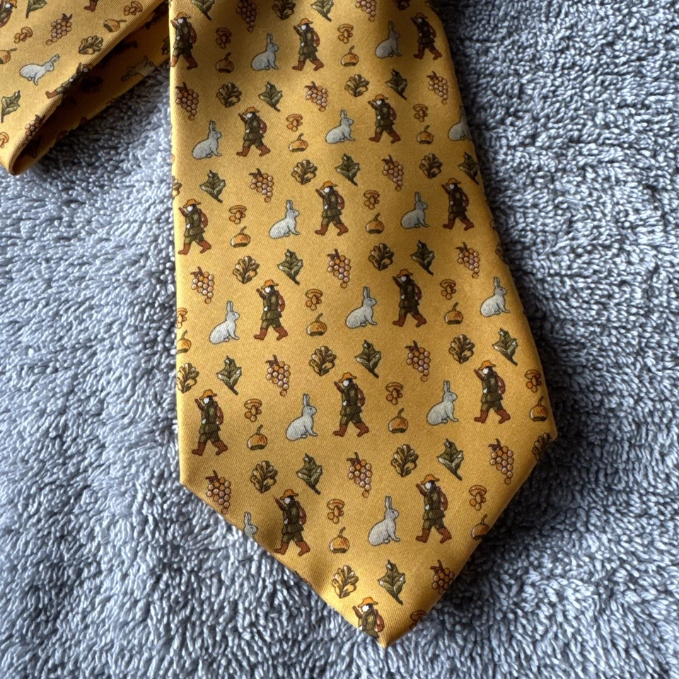 Corbata Salvatore Ferragamo dorada caza conejos hojas de otoño bellotas seda Italia Foto 3 de 4