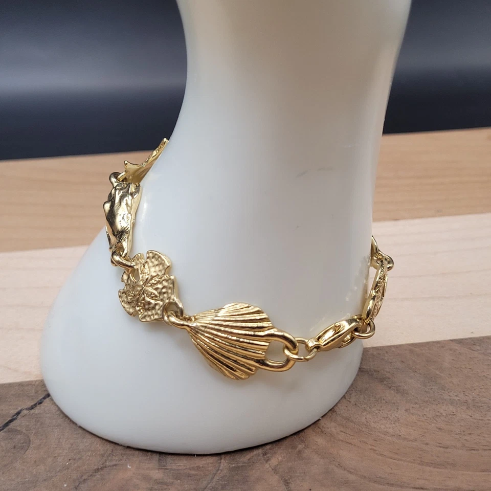 Pulsera de eslabones de criaturas marinas tono dorado vieira caracola estrellas de mar Foto 2 de 4