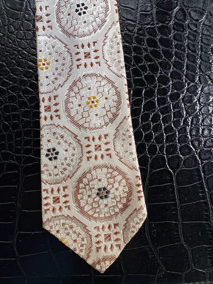 Corbata De Colección Penney's Towncraft Geométrica Crema Bronceada Bordada Acetato 56 x 2.5" Foto 4 de 4