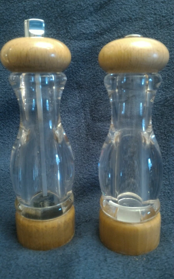 Olde Thompson VINTAGE 8" Acrylic Beech Wood Salt & Ceramic Pepper Mill Set  - Imagem 2 de 4