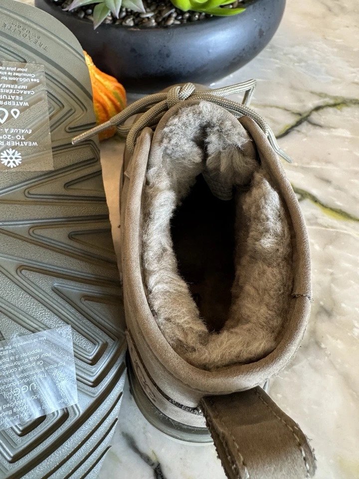 BOTAS CHUKKA DE CUERO VERDE MUSGO UGG NEUMEL WEATHER II PARA HOMBRE TALLA US 5/UK 4/EU 38 Foto 2 de 4