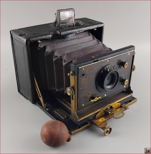 Appareil Photo Français à Soufflet Cornu Le XXe Siècle 9x12cm en Bois et Laiton