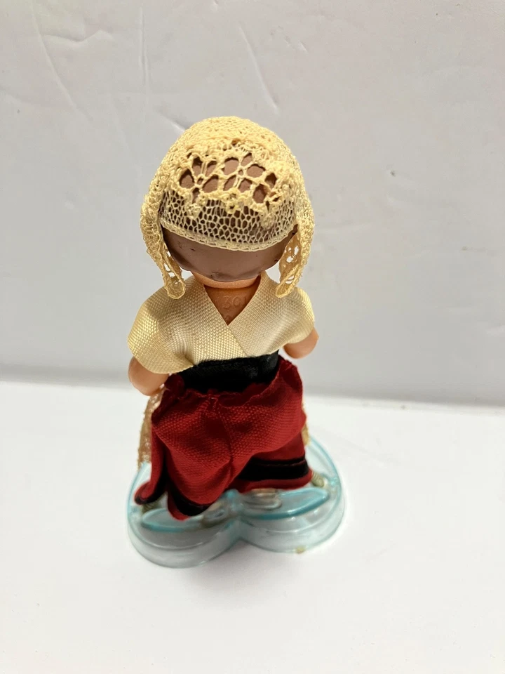 Muñeca de recuerdo vintage de Bélgica de goma 4" mediados de siglo Foto 2 de 4