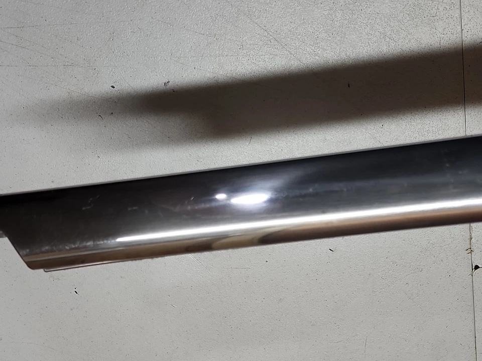 1952 1953 1954 Ford Victoria LH porta frontal moldura de janela inferior fabricante de equipamento original bom usado - Imagem 3 de 4