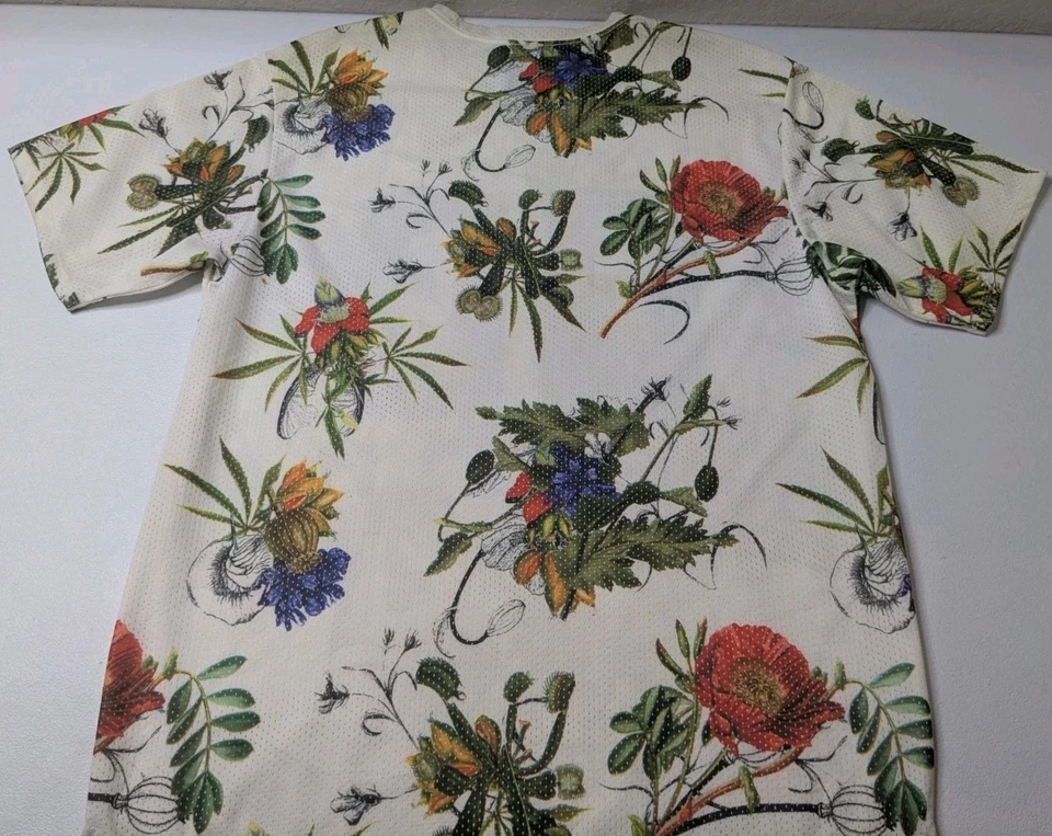 Camiseta On the Byas Masculina L Branca Gráfica Padrão Floral #00 Manga Curta  - Imagem 2 de 4