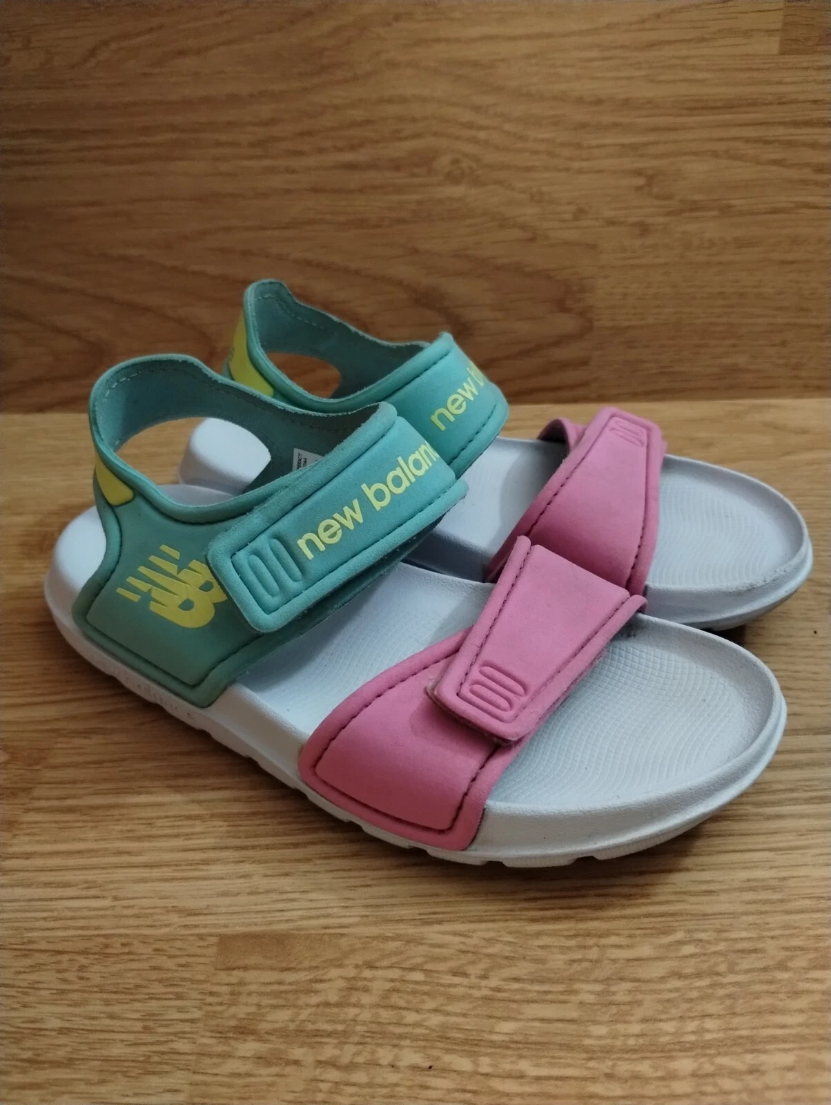 Sandali gialli per bambini New Balance rosa caramelle piscina di marea taglia 10 5C