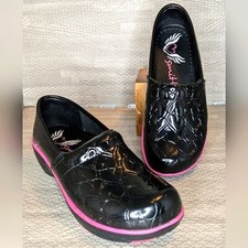 Smitten Heart Throb Slip Resistant Nursing Clogs, 38 7.5