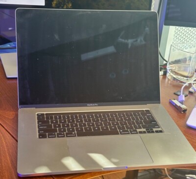 2019 Apple MacBook Pro 16 - 32GB RAM 2TB SSD - 2.4GHz i9 8 Core 5500M GPU