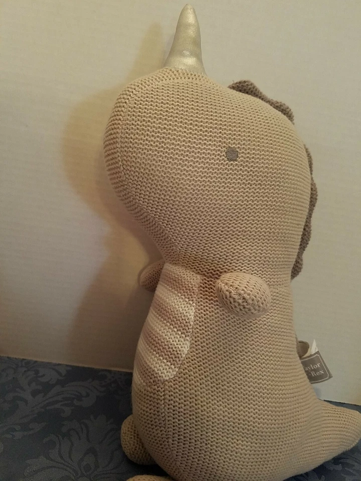 FIGURA MUÑECA DE PELUCHE LIVING TEXTILES T-REX TAYLOR TEJIDO GRIS BEBÉ DINOSAURIO SONAJERO Foto 2 de 4