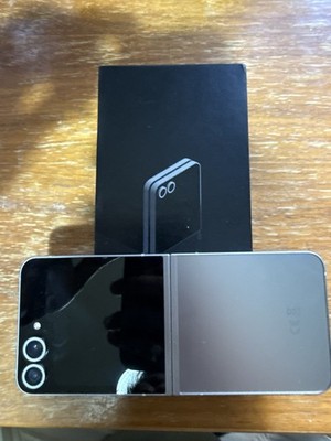 Samsung Galaxy Z Flip6 256GB Silber Ohne Simlock mit OVP