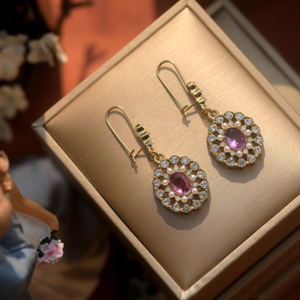 Boucles D'oreilles Dorées Dormeuse Ovale Avec Mini Perle Et CZ Couleur Tourmaline Rose