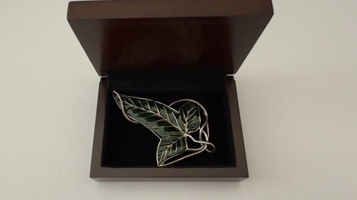 The Noble Collection Lord of the Rings Fellowship The Elven Brooch Leaf - Picture 13 of 18