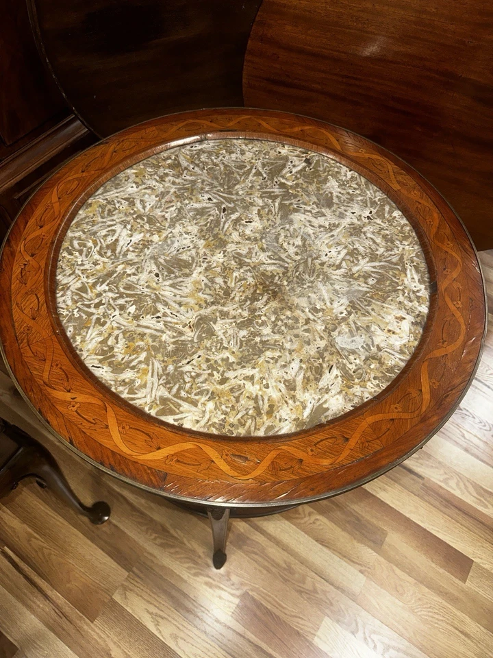 Hermosa mesa de centro auxiliar francesa antigua con incrustaciones de mármol Luis XV Foto 2 de 4