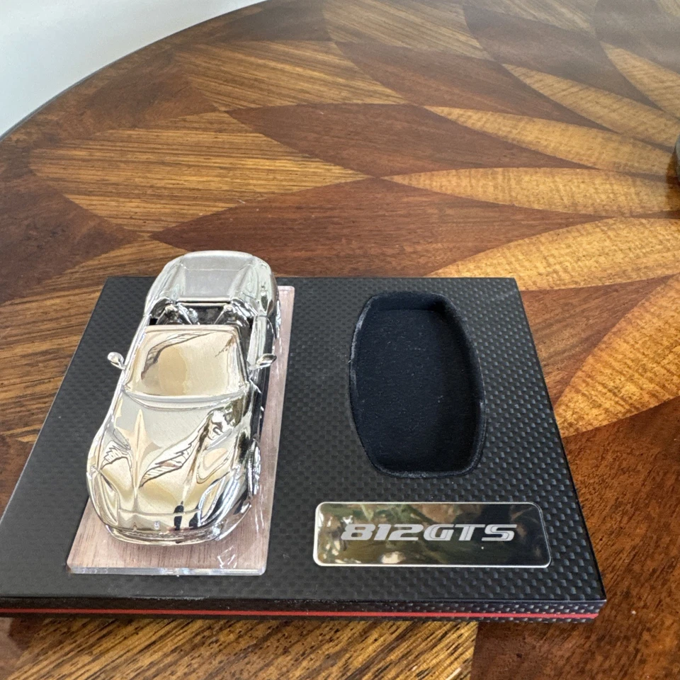 ¡Llavero de fibra de carbono Ferrari 812 GTS con modelo cromado! ¡MUY RARO! Foto 2 de 4