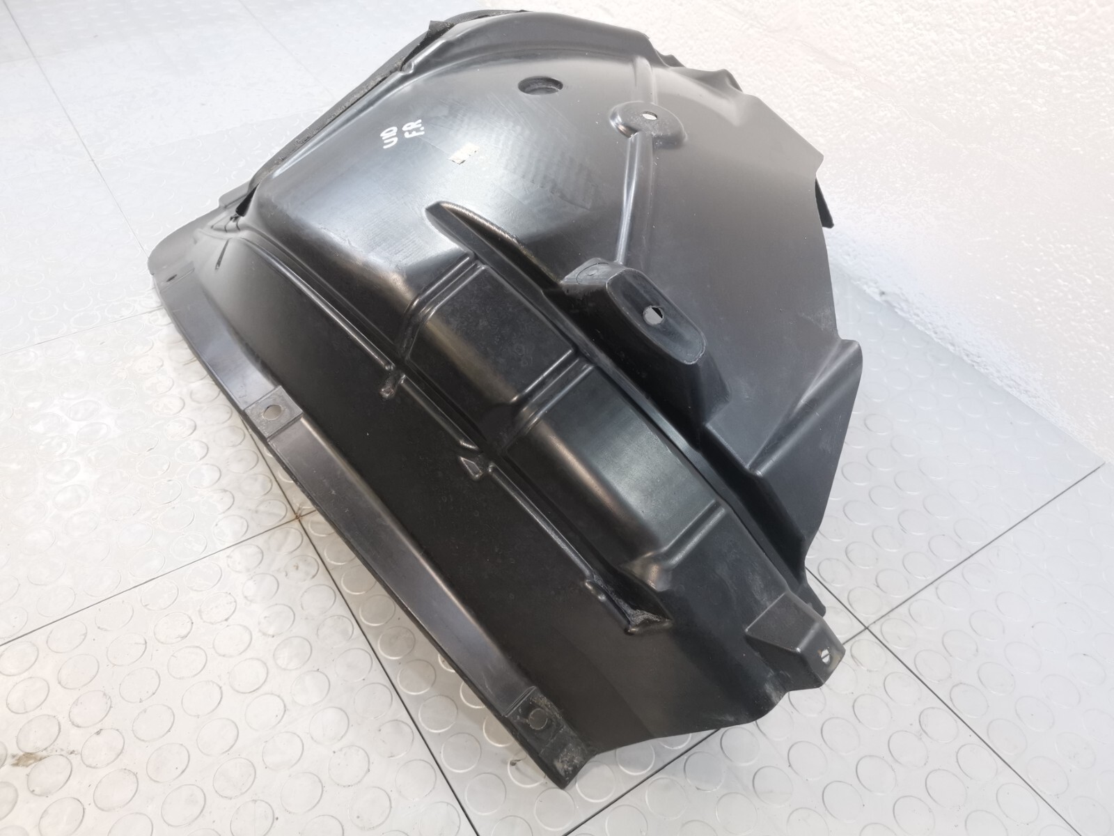 2017 - 2020 Maserati Levante FRONT RIGHT FENDER SPLASH GUARD 670032467