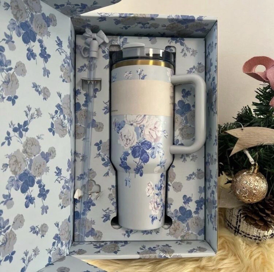 Stanley X LoveShackFancy Holiday Quencher Cup Natal Blue Bows presente especial 40 oz - Imagem 4 de 4