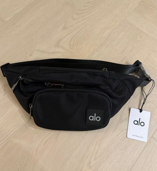 alo エクスプローラーファニーパック ブラック Amazon | Alo Yoga Explorer Fanny Pack ボディバック ウエストポーチ