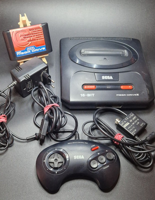 Sega Mega Drive II Spielkonsole + Controller + Seltenes Spiel + Zubehörpaket