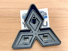 MARCO DE MATRÍCULA 3D MITSUBISHI | Emblema Insignia Negro Acero Inoxidable | Fondo Negro Para Coche