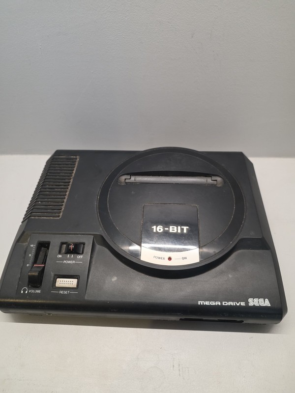 Sega megadrive model 1601-05 *Console and controllers only