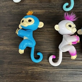 READ Fingerlings  Lot of 8 Monkey, Glitter Panda, Untamed Raptor