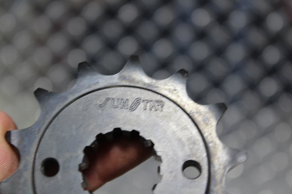 Piñón delantero Suzuki GSXR1000 2008 Sunstar N.O.S P/N 33314 Foto 2 de 4