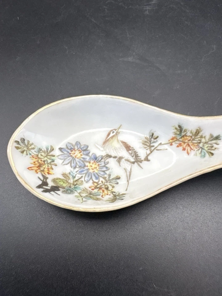 Antigua cuchara sopera asiática de cerámica porcelana detallada pájaro pintado en rama  Foto 2 de 4