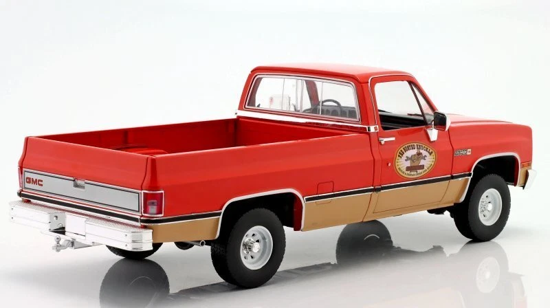 GMC K-2500 Sierra Grande - 1982 - Busted Knuckle Garage - Greenlight 1:18 - Immagine 3 di 4