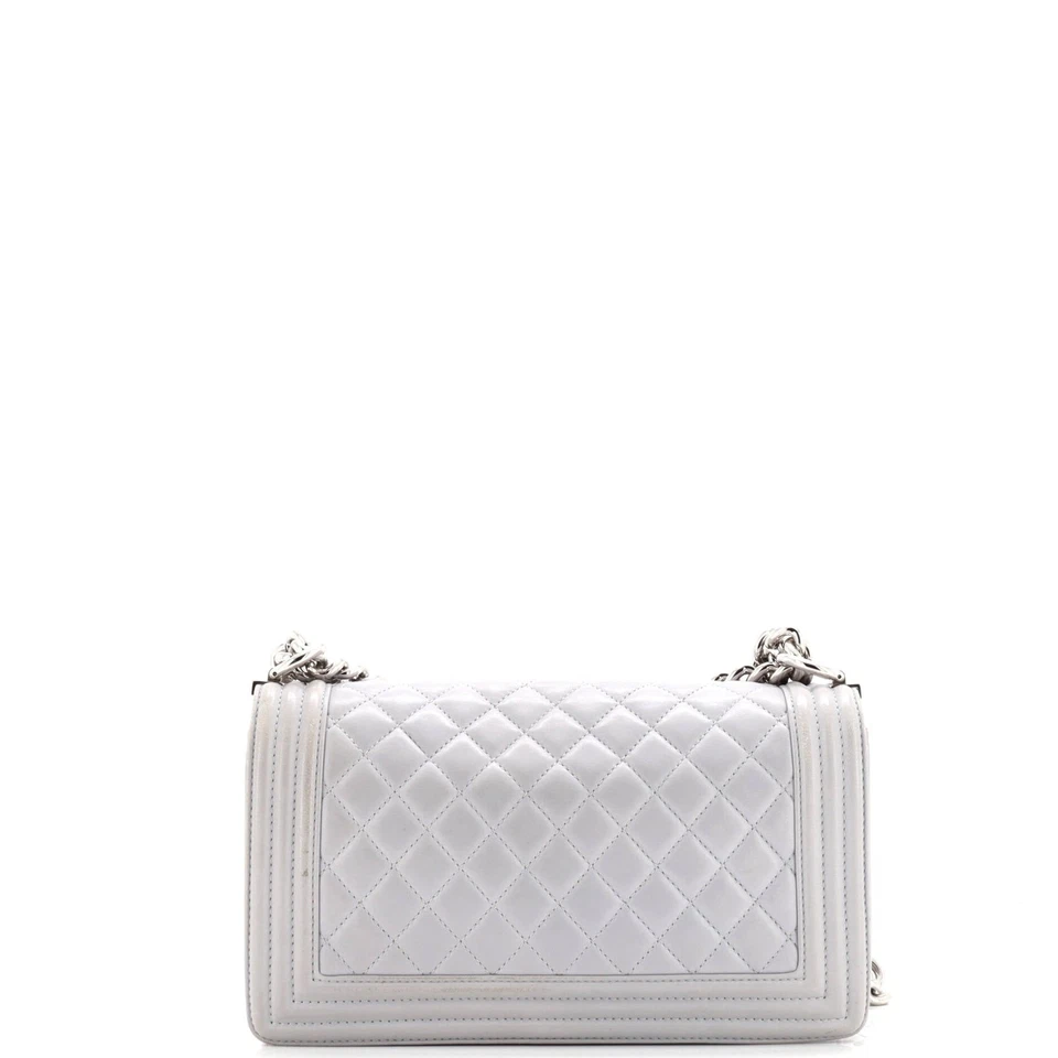 Bolso Chanel Boy con solapa acolchado piel de becerro viejo mediano Foto 4 de 4