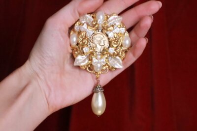 Zibellini  Madam Coco Portrait Elegant Large Pearl Brooch
