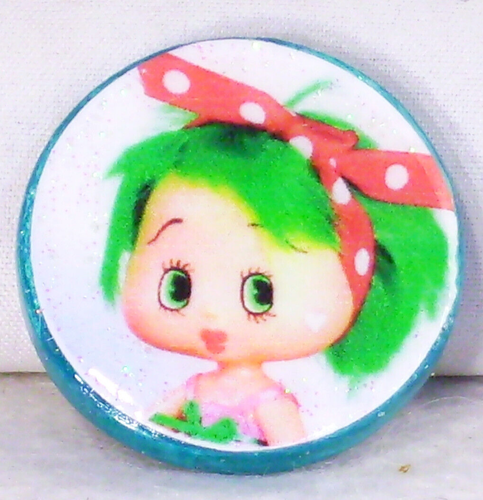 Spilla artistica originale foto bambola spilla fragola shortcake fatta a mano glitter glam - Foto 1 di 4