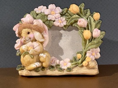 VINTAGE ''EASTER RABBIT PHOTO FRAME IN FLOWER GARDEN'' 1993. 3-D
