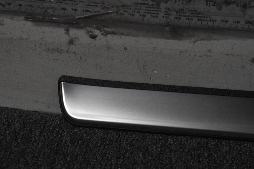 ЗАДНЯЯ ПРАВАЯ ЗАВОДСКАЯ ОТКИДНАЯ ПЛАСТИНА С ПОДСВЕТКОЙ INFINITI ОТ ОРИГИНАЛЬНОГО ПРОИЗВОДИТЕЛЯ - Изображение 2 из 4