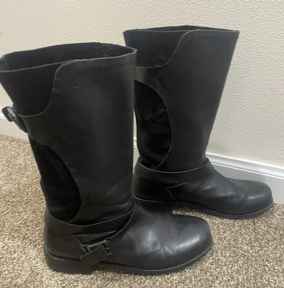 Botas para mujer Olukai Pa'ia talla 8,5 Mustang negras de gamuza con cinturón calidad Foto 2 de 4