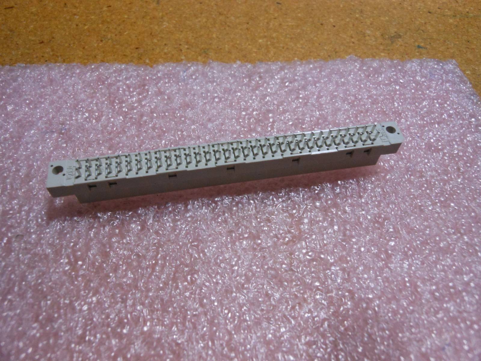 Connecteur Militaire 40 Broches M55302/27-43 AMP – Contacts En Or, NSN 5935-01-128-6092