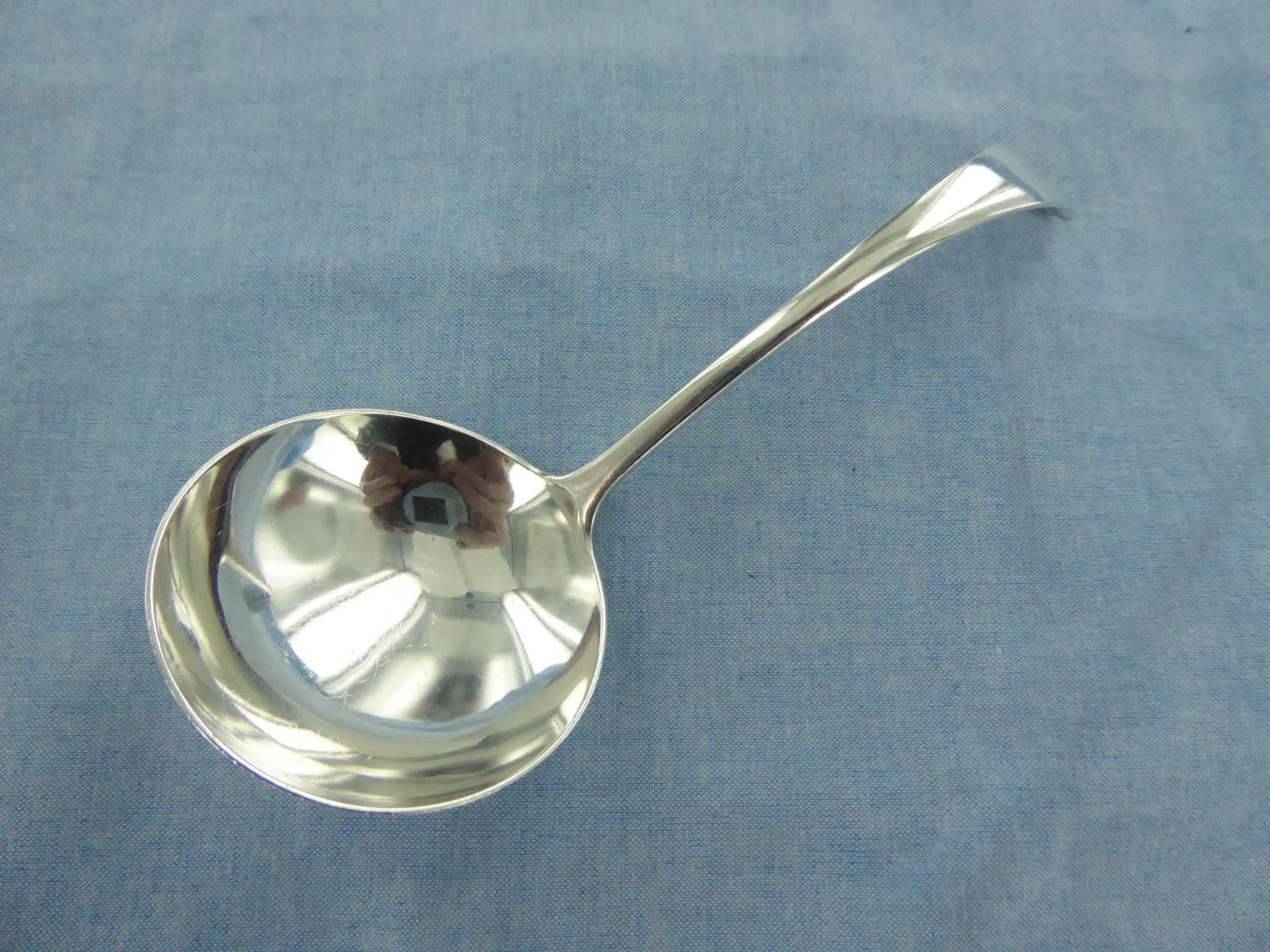 A VINTAGE STERLING SILVER SAUCE LADLE.SHEFFIELD 1963
Opens in a new window or tab