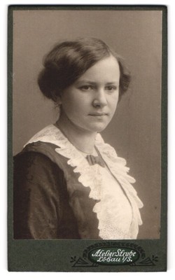 Fotografie Atelier Strube, Löbau i. S., brünettes Fräulein mit Stickerei am Kle 