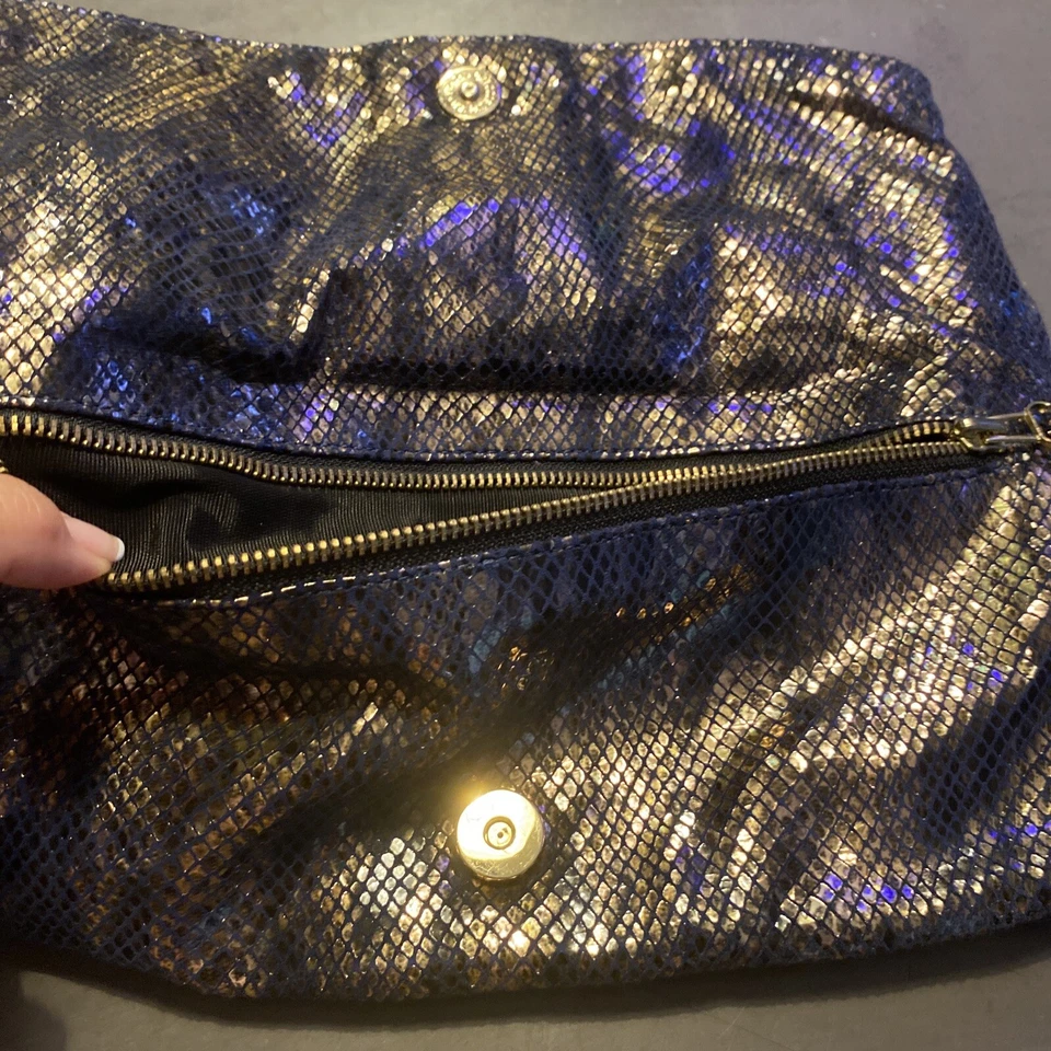 Hermoso bolso de mano BE & D dorado estampado de serpiente de cuero plegable con hebilla dorada Foto 4 de 4