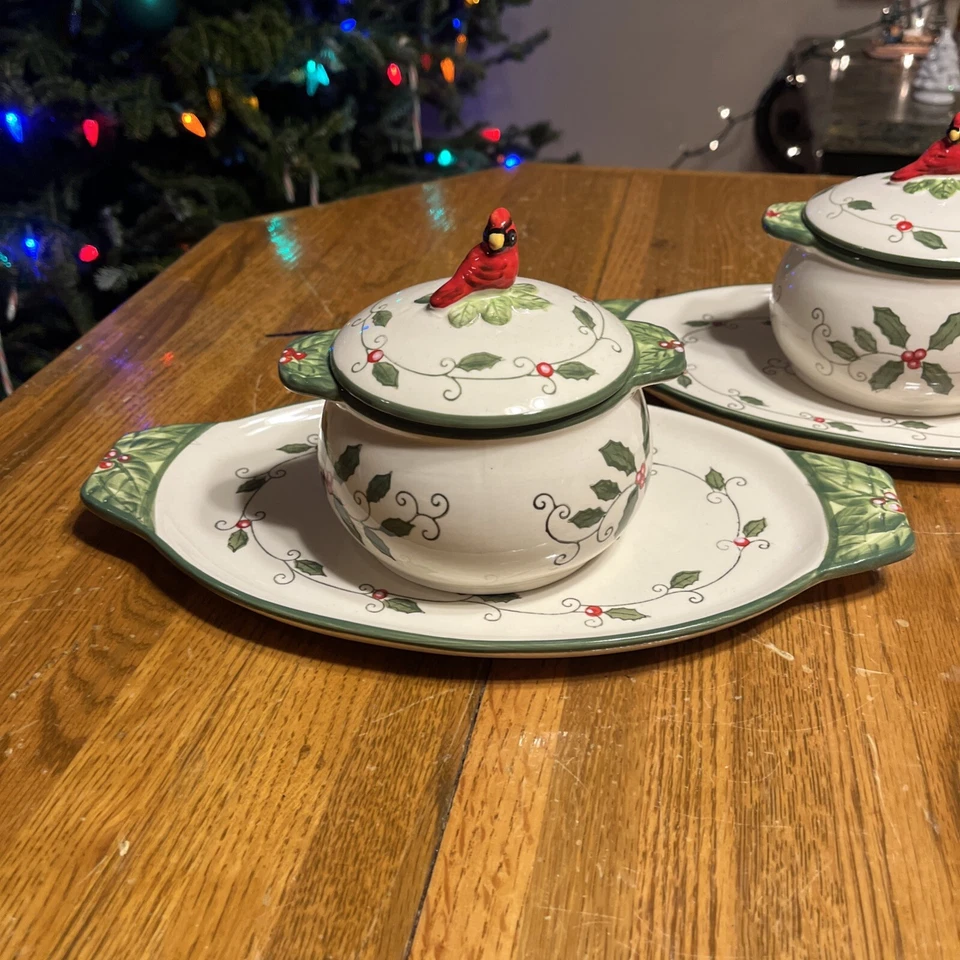 Juego de 2 tazones de sopa y plato de sándwich Temptations by Sara Cardinal Holly Holiday Foto 2 de 4